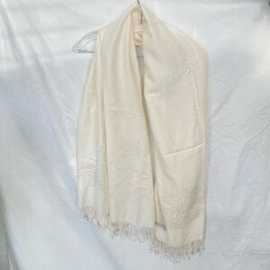100% cashmere scarf in the color off white